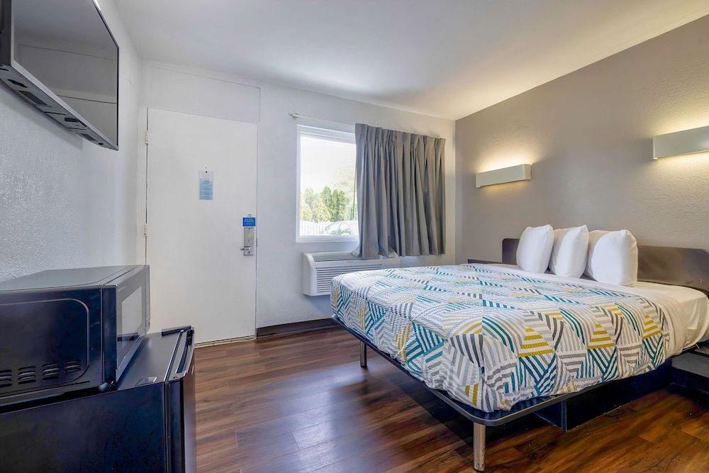 Motel 6 Oshkosh, WI Standard Room, 1 Queen Bed, Non Smoking 3