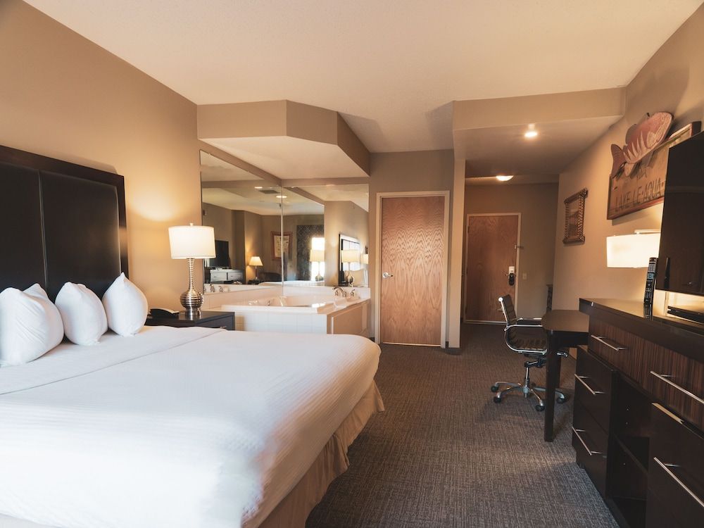 King Whirlpool Suite Accessible