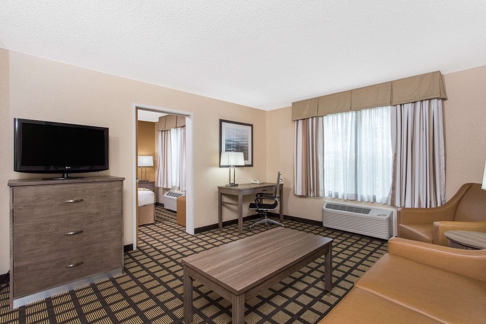 Suite, 1 King Bed, Non Smoking (One-Bedroom)