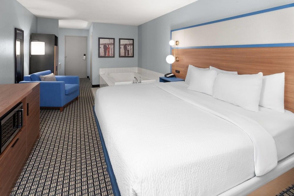 Deluxe Studio Suite, 1 King Bed, Non Smoking