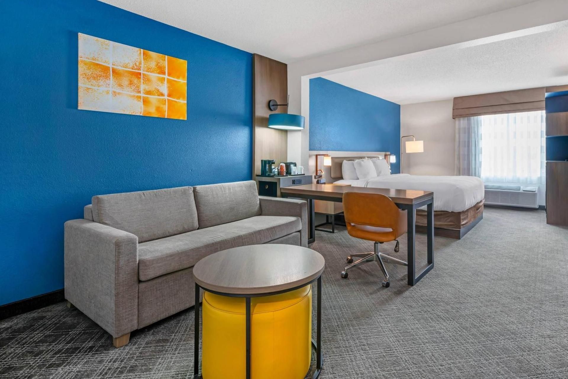 1 King Bed, Suite, Nonsmoking