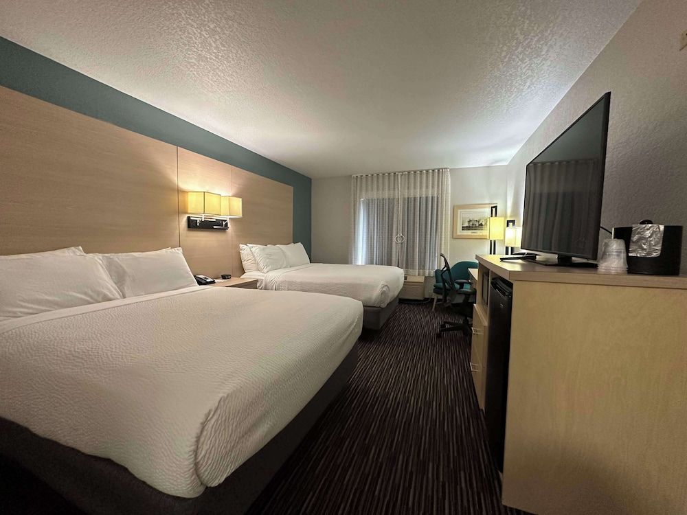 Standard Room, 2 Queen Beds, Accessible, Bathtub
