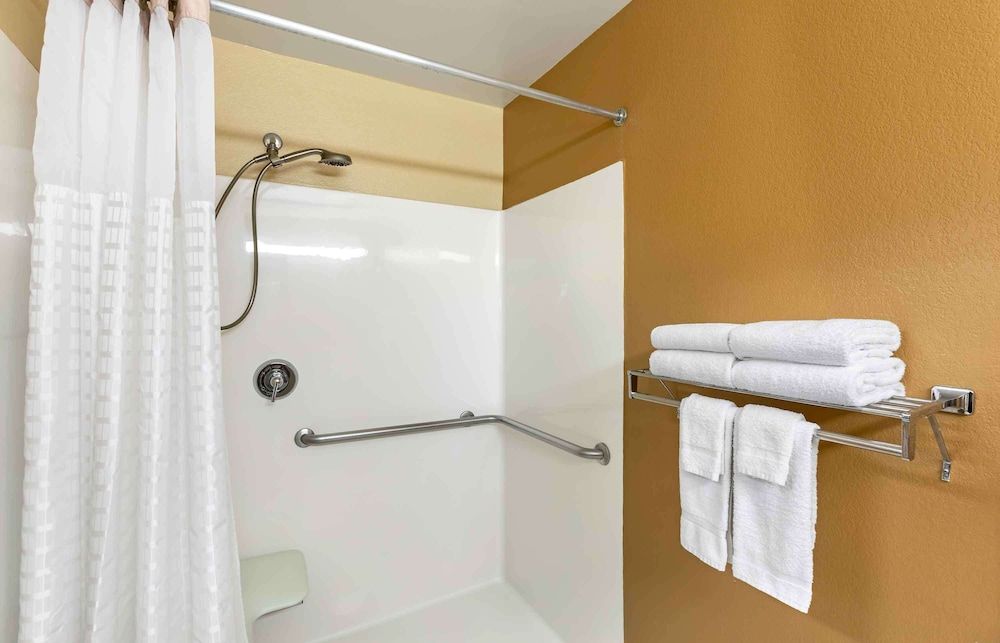 Extended Stay America Select Suites - Milwaukee - Waukesha Studio, 1 Queen Bed, Accessible, Non Smoking 4