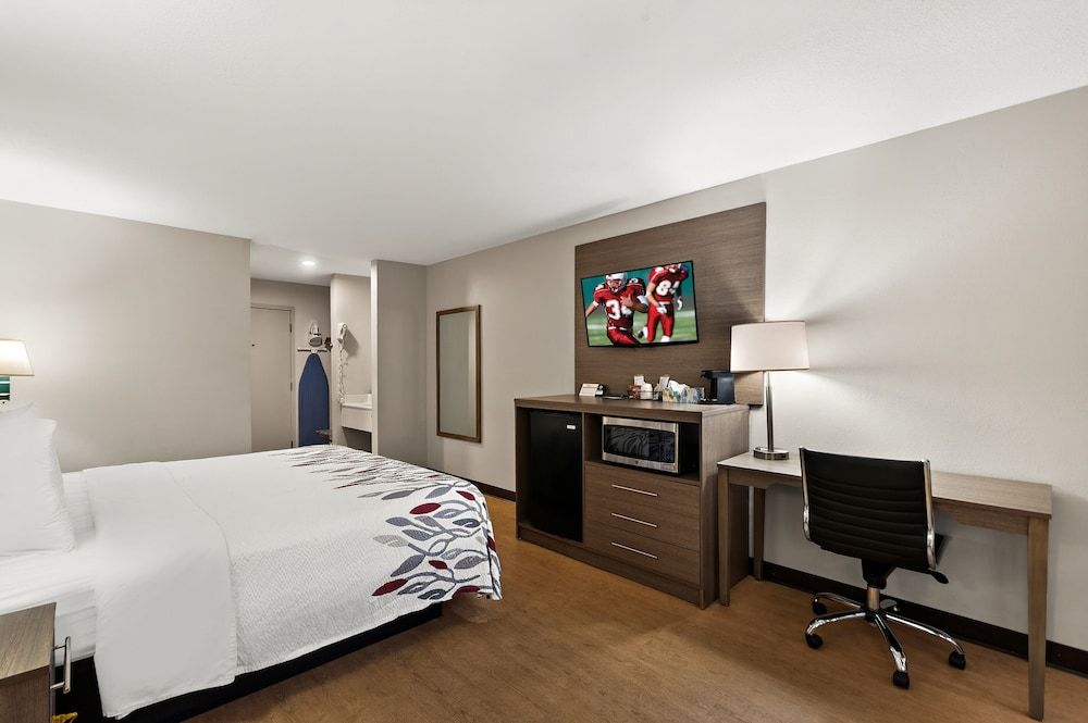 Red Roof Inn Martinsburg Superior Room, 1 King Bed (Smoke Free) 3