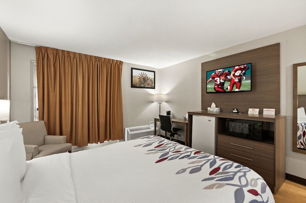 Red Roof Inn Martinsburg Deluxe Room, 1 Queen Bed with Sofa bed (Smoke Free) 5