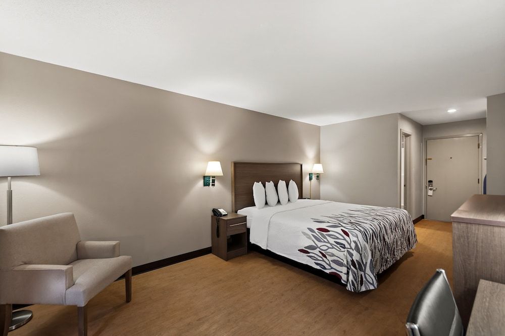 Red Roof Inn Martinsburg Superior Room, 1 King Bed (Smoke Free)