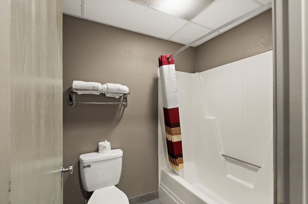 Red Roof Inn Martinsburg Superior Room, 1 King Bed (Smoke Free) 4