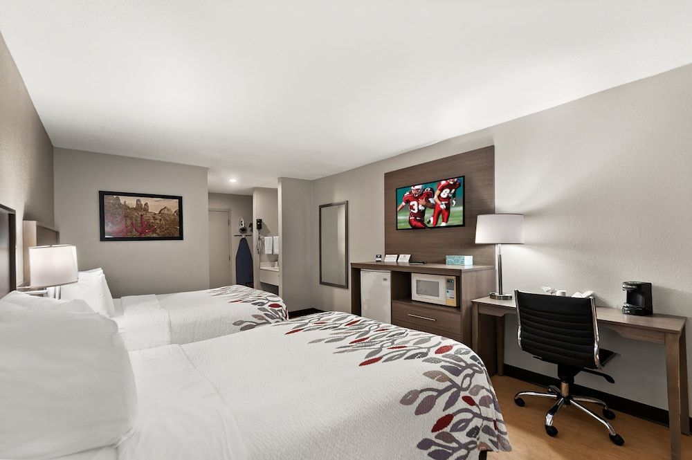 Red Roof Inn Martinsburg Deluxe Room, 2 Double Beds (Smoke Free) 2