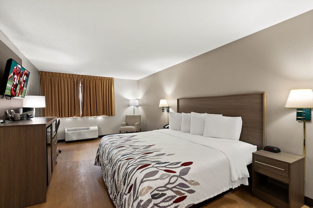 Red Roof Inn Martinsburg Superior Room, 1 King Bed (Smoke Free) 2