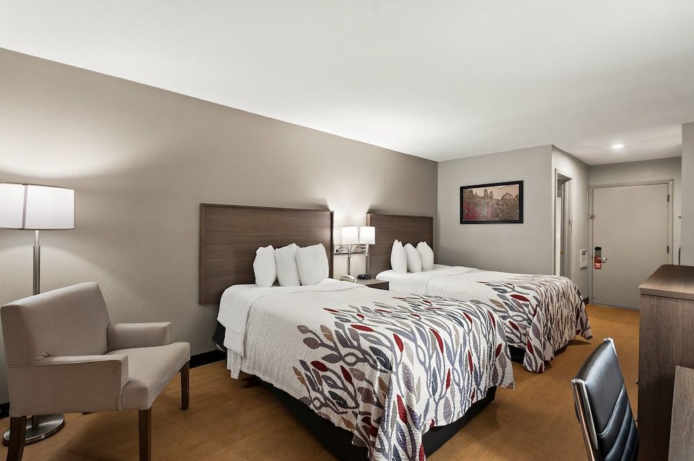 Red Roof Inn Martinsburg Deluxe Room, 2 Double Beds (Smoke Free) 3