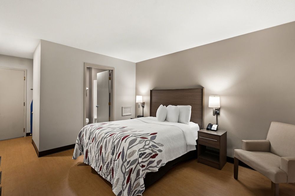 Red Roof Inn Martinsburg Deluxe Room, 1 Queen Bed with Sofa bed (Smoke Free) 3