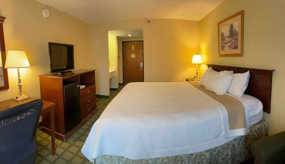 Business Room, 1 King Bed, Non Smoking (South Tower)