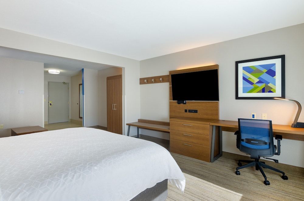 Standard Room, 1 King Bed, Accessible (Comms Accessible. Roll-In Shower)