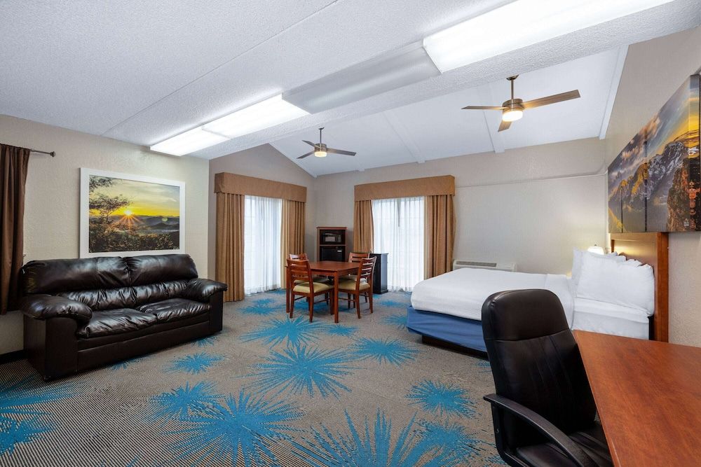 Suite, 1 King Bed, Non Smoking, Microwave