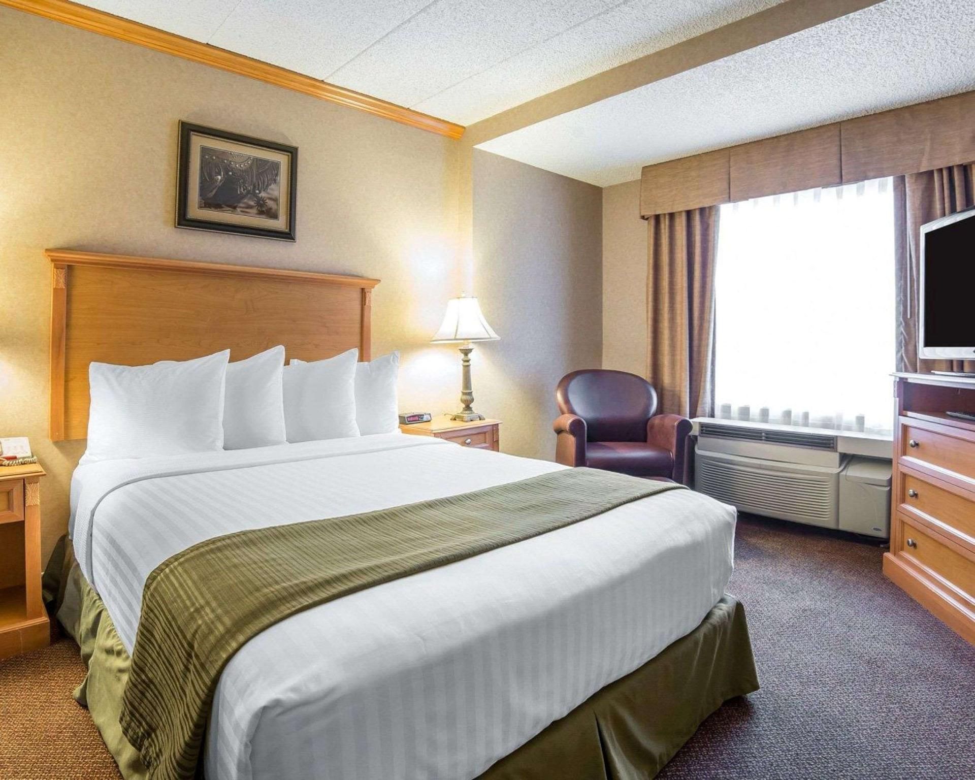 1 Queen Bed, Suite, Nonsmoking, Accessible