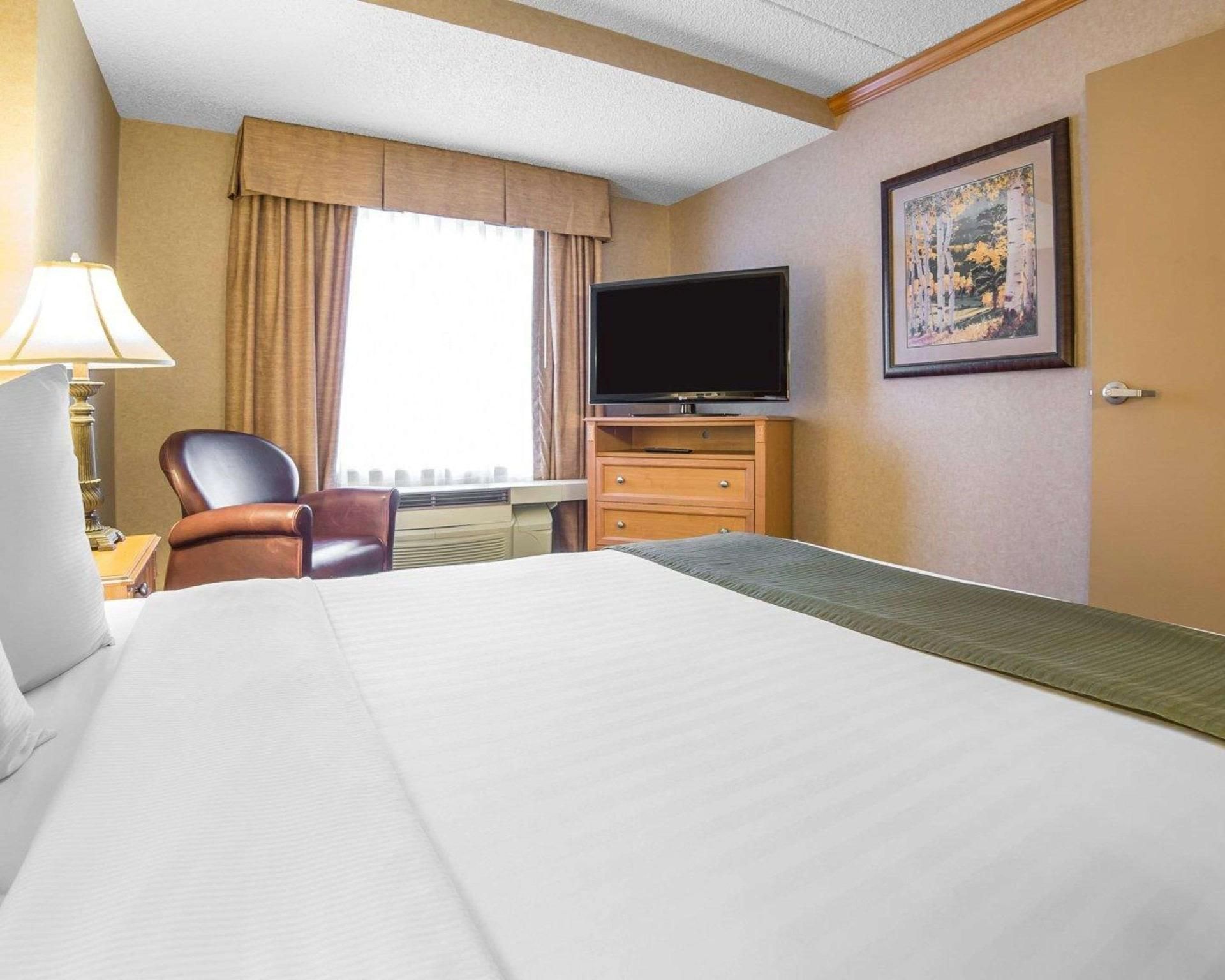 1 Queen Bed, Suite, Nonsmoking, Accessible
