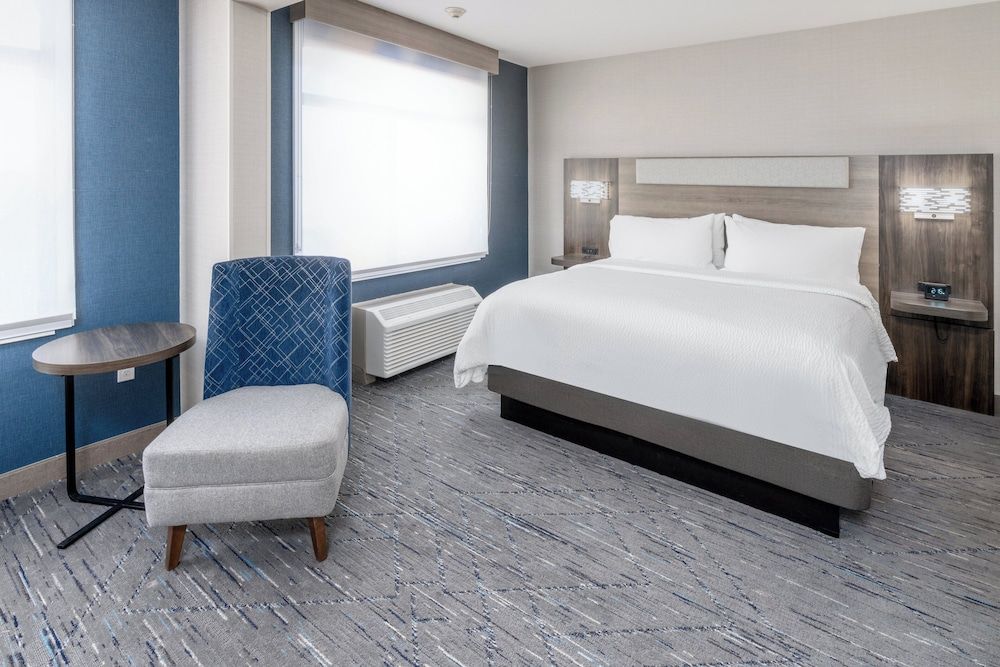 Suite, 1 King Bed (Bath Shower Combination)
