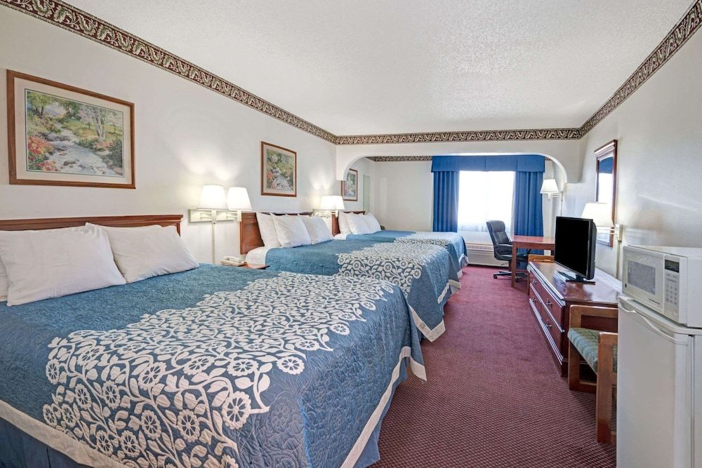 Suite, Multiple Beds (3 Queen Beds)