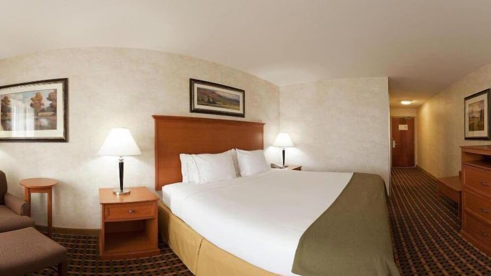 Standard Room, 1 King Bed, Accessible (Hearing, Mobility Tub)