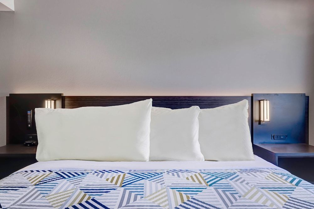 Standard Room, 1 King Bed, Non Smoking, Kitchenette
