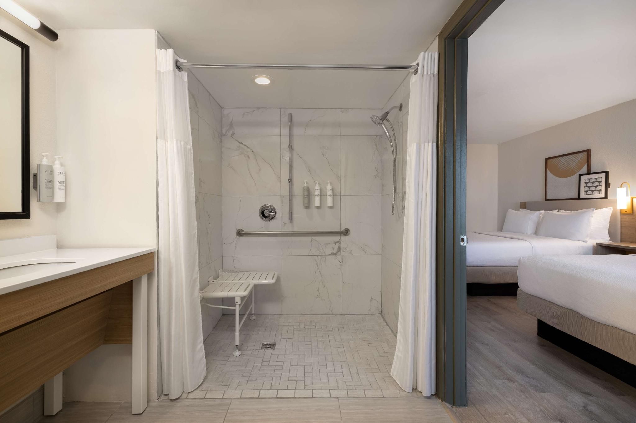 2 QUEEN MOBILTY/ HEARING ACCESSIBLE RI SHOWER