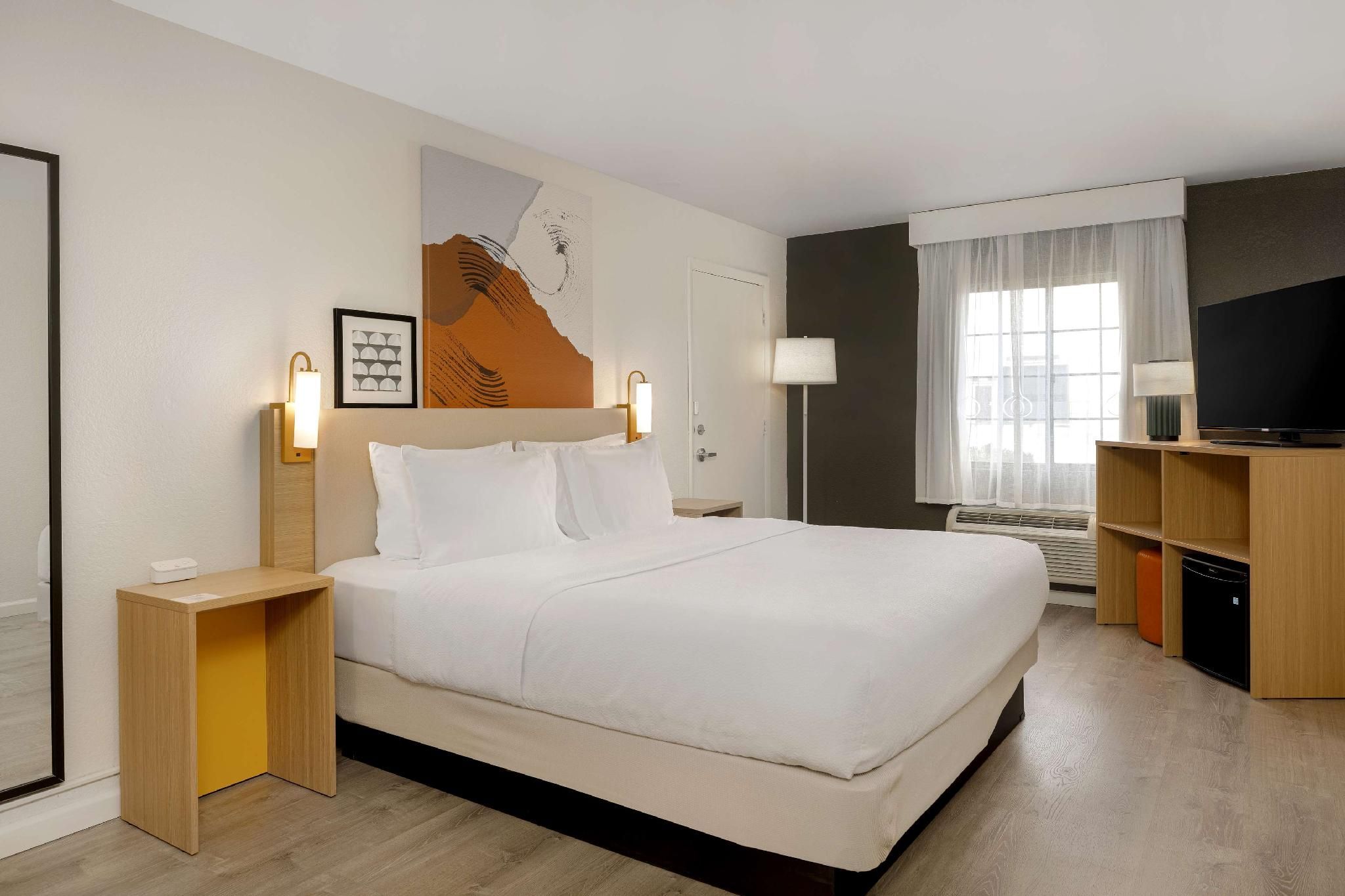 1 King Bed Hearing Accessible