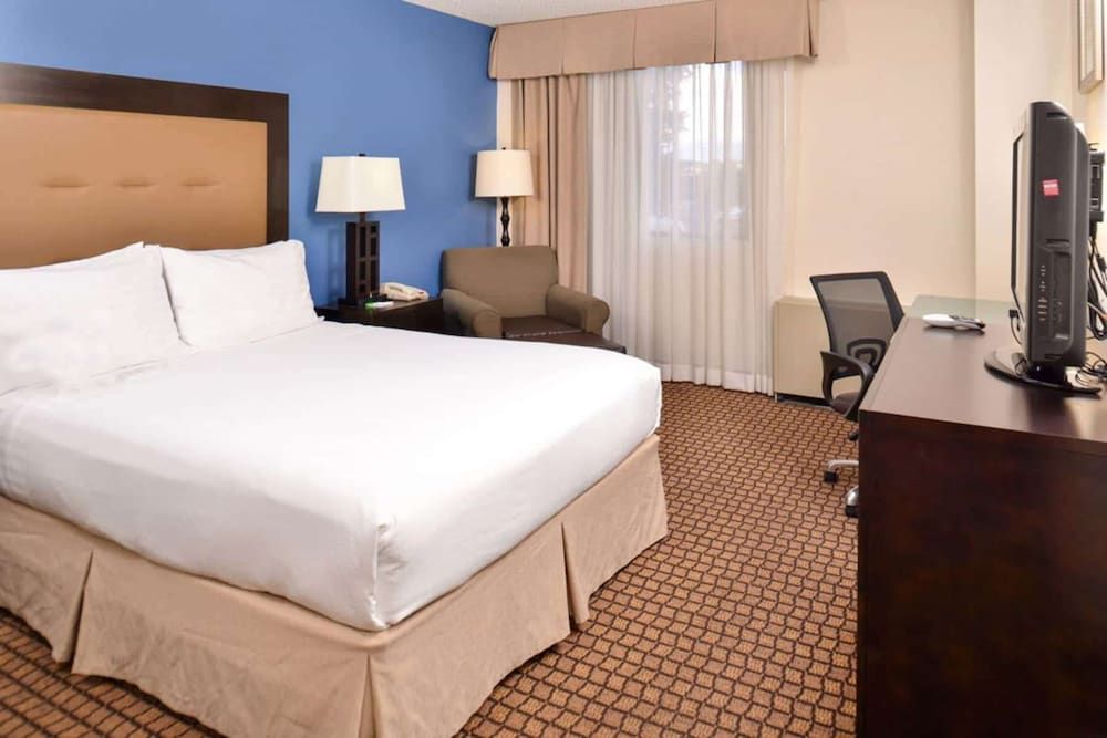 Room, 1 Queen Bed, Accessible, Non Smoking (Mobility, Roll-in Shower)