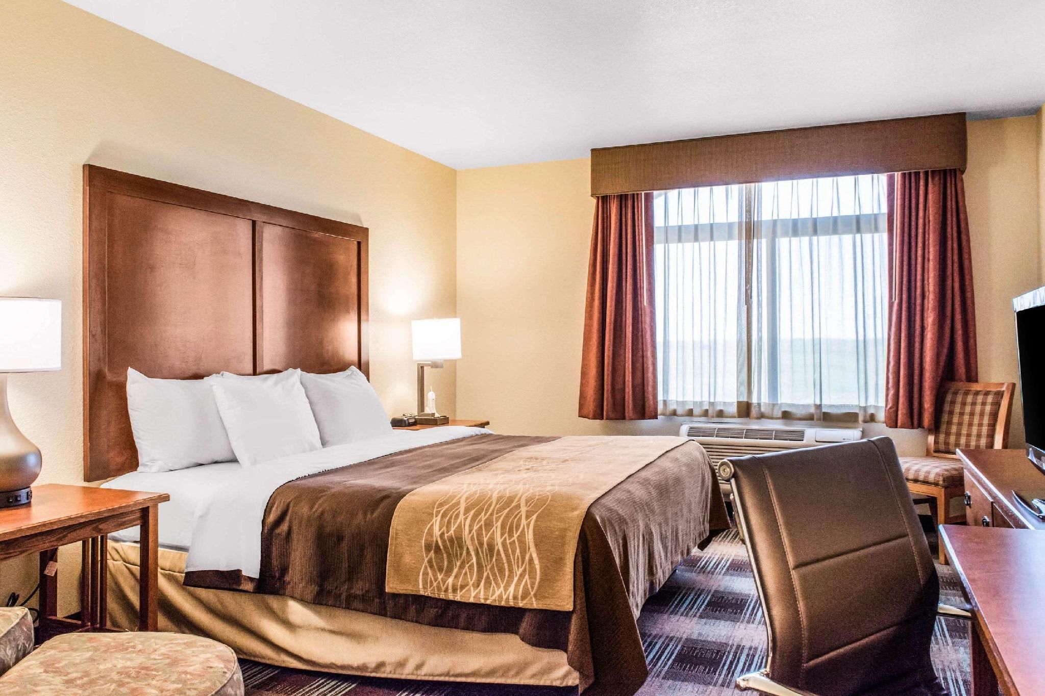 1 King Bed, Suite, Nonsmoking, Accessible