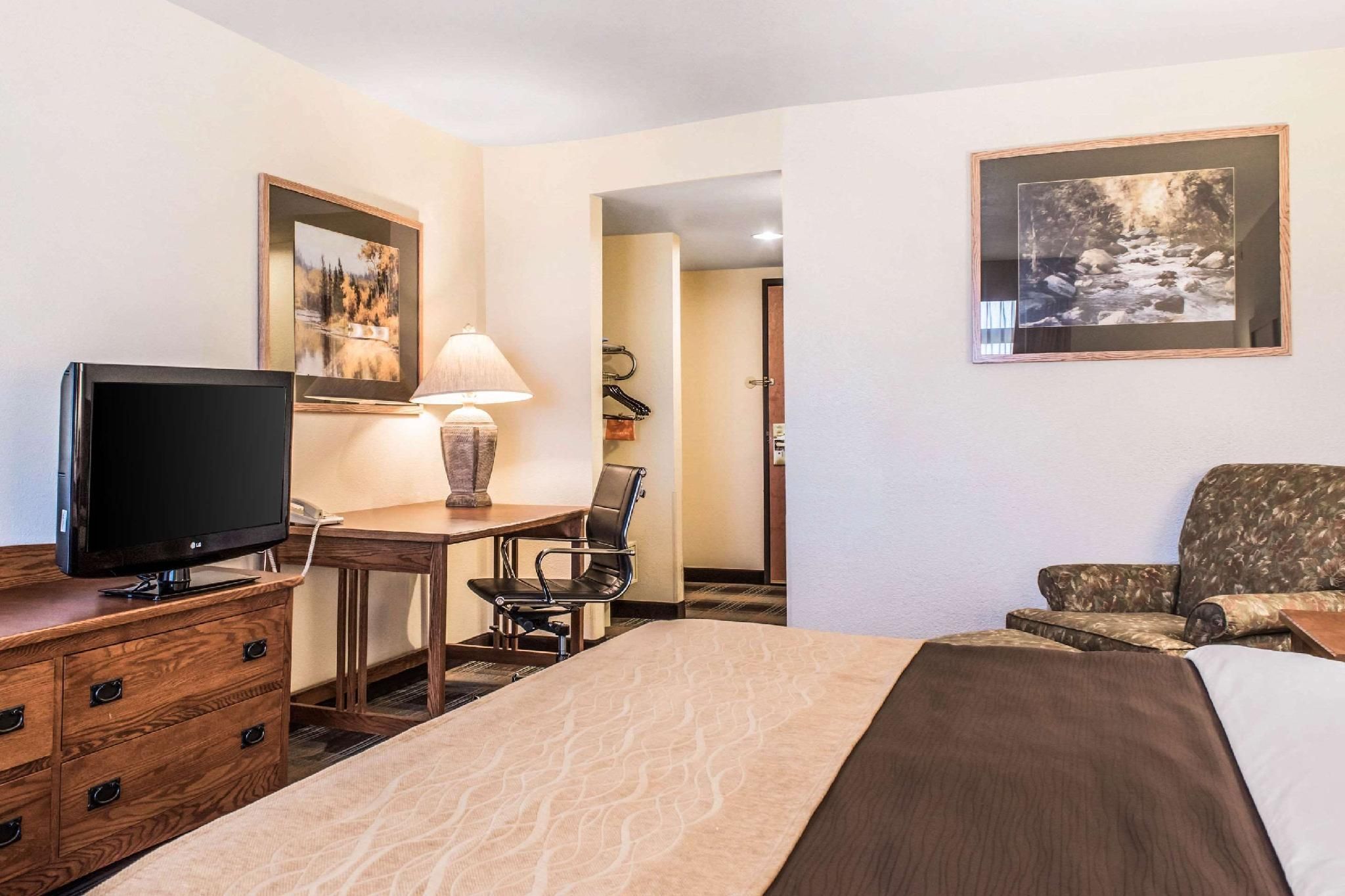 1 King Bed, Suite, Nonsmoking, Accessible