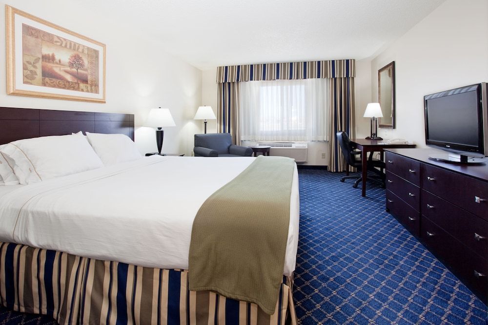Standard Room, 1 King Bed, Accessible (Roll-In Shower)