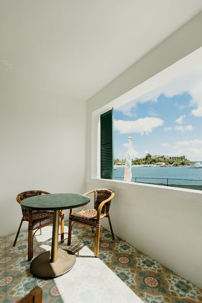 King Christian Hotel Deluxe Room, 2 Queen Beds, Balcony, Ocean View 4