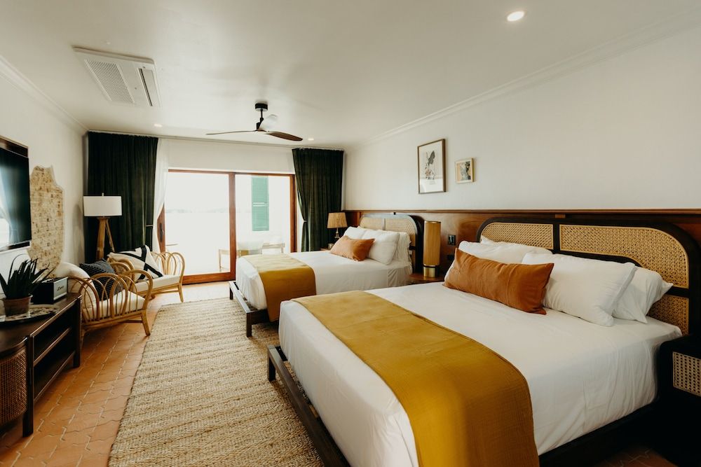 King Christian Hotel Deluxe Room, 2 Queen Beds, Balcony, Ocean View 2