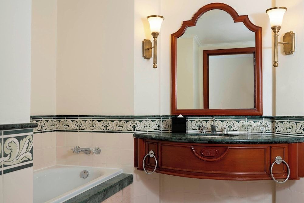 Sheraton Hanoi Hotel Room, 2 Twin Beds, Non Smoking 4