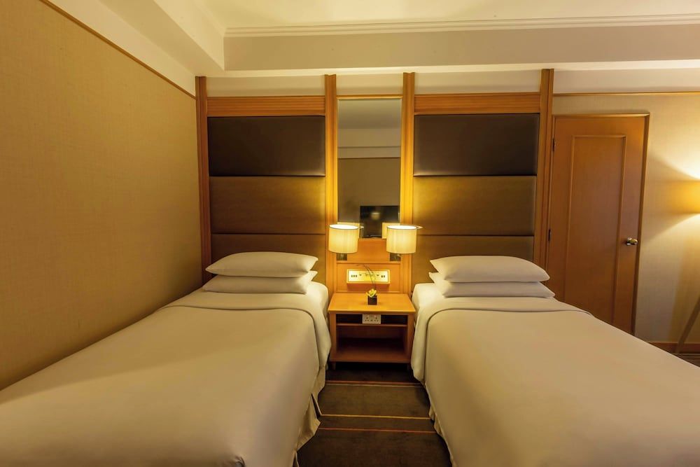 Renaissance Riverside Hotel Saigon Deluxe Room, 2 Twin Beds, City View 4