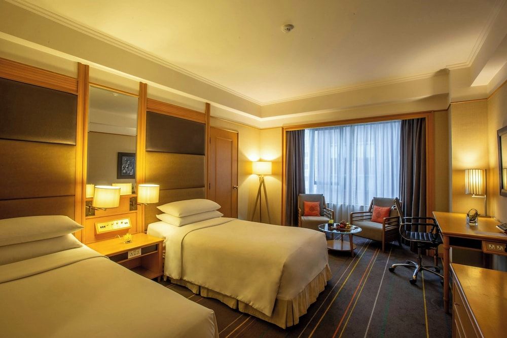 Renaissance Riverside Hotel Saigon Deluxe Room, 2 Twin Beds, City View 5