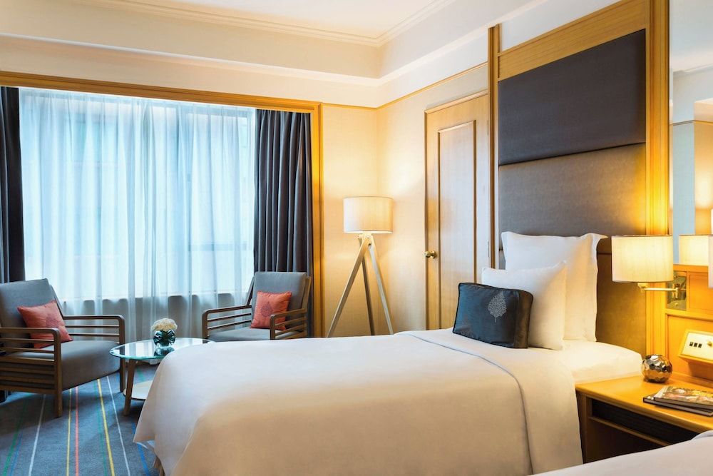 Renaissance Riverside Hotel Saigon Deluxe Room, 2 Twin Beds, City View 3