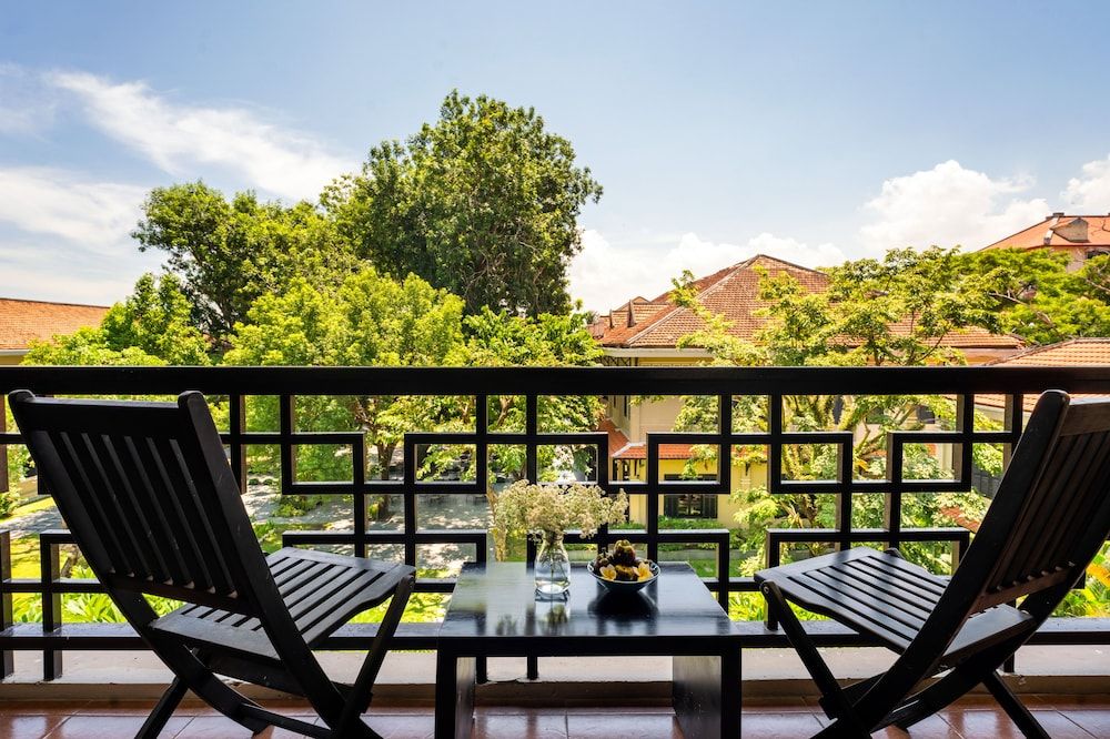 Hoi An Historic Hotel Suite, 1 King Bed, Balcony, Garden View 3