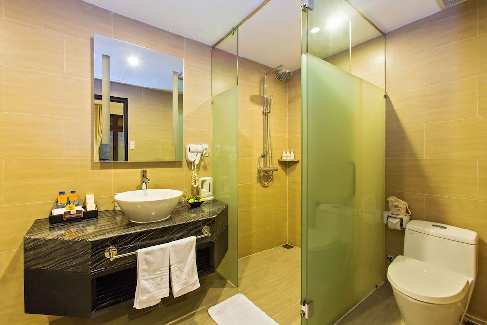 Hoi An Historic Hotel Suite, 1 King Bed, Balcony, Garden View 6
