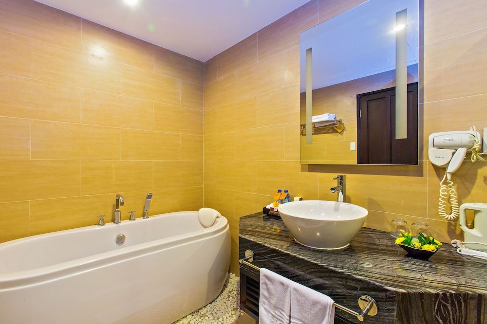 Hoi An Historic Hotel Suite, 1 King Bed, Balcony, Garden View 5