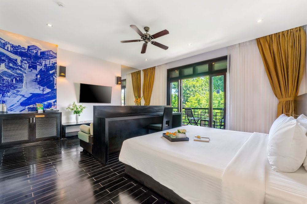 Hoi An Historic Hotel Suite, 1 King Bed, Balcony, Garden View 2