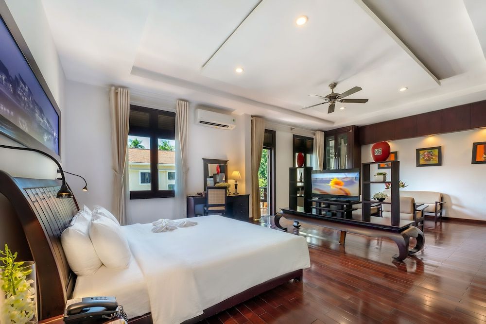 Hoi An Historic Hotel Suite, 1 King Bed, Balcony, Garden View