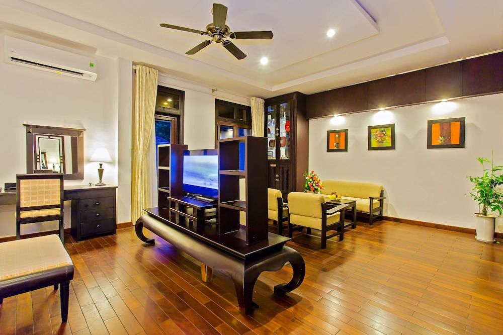 Hoi An Historic Hotel Suite, 1 King Bed, Balcony, Garden View 7