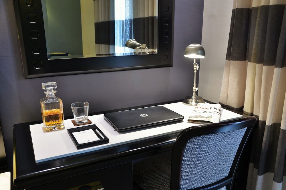 The Commodore Hotel Standard Twin Room (LUXT) 4