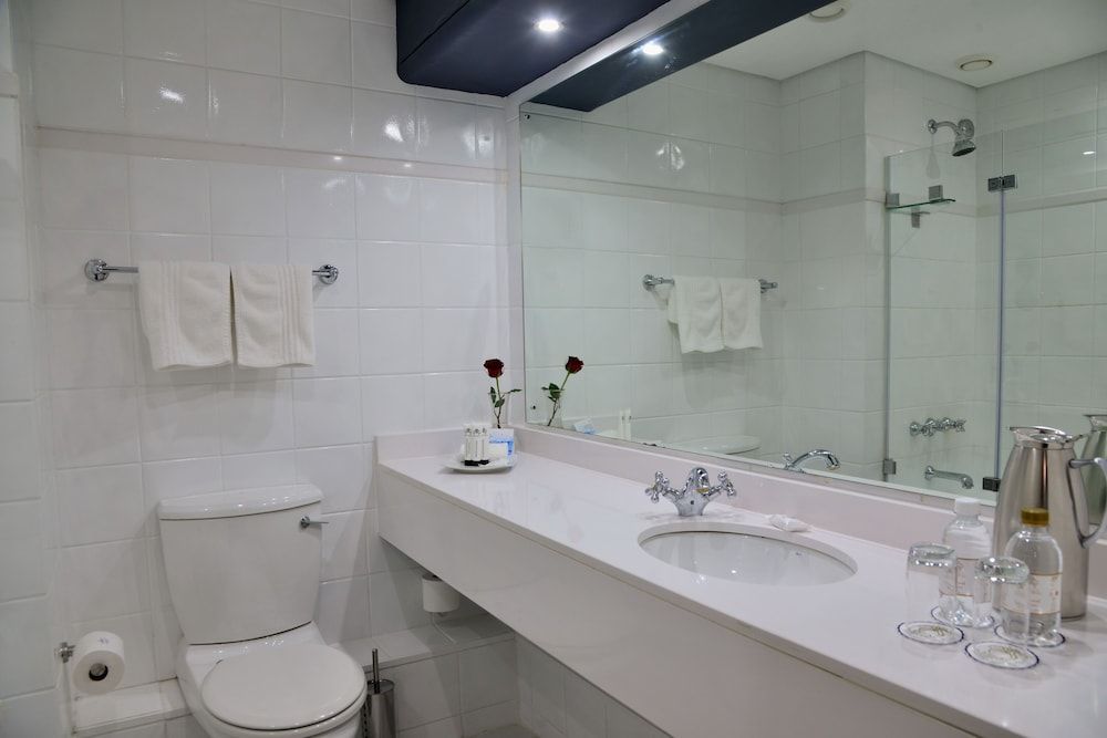 The Commodore Hotel Standard Twin Room (LUXT) 2