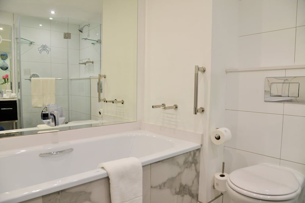 The Commodore Hotel Standard Twin Room (LUXT) 3