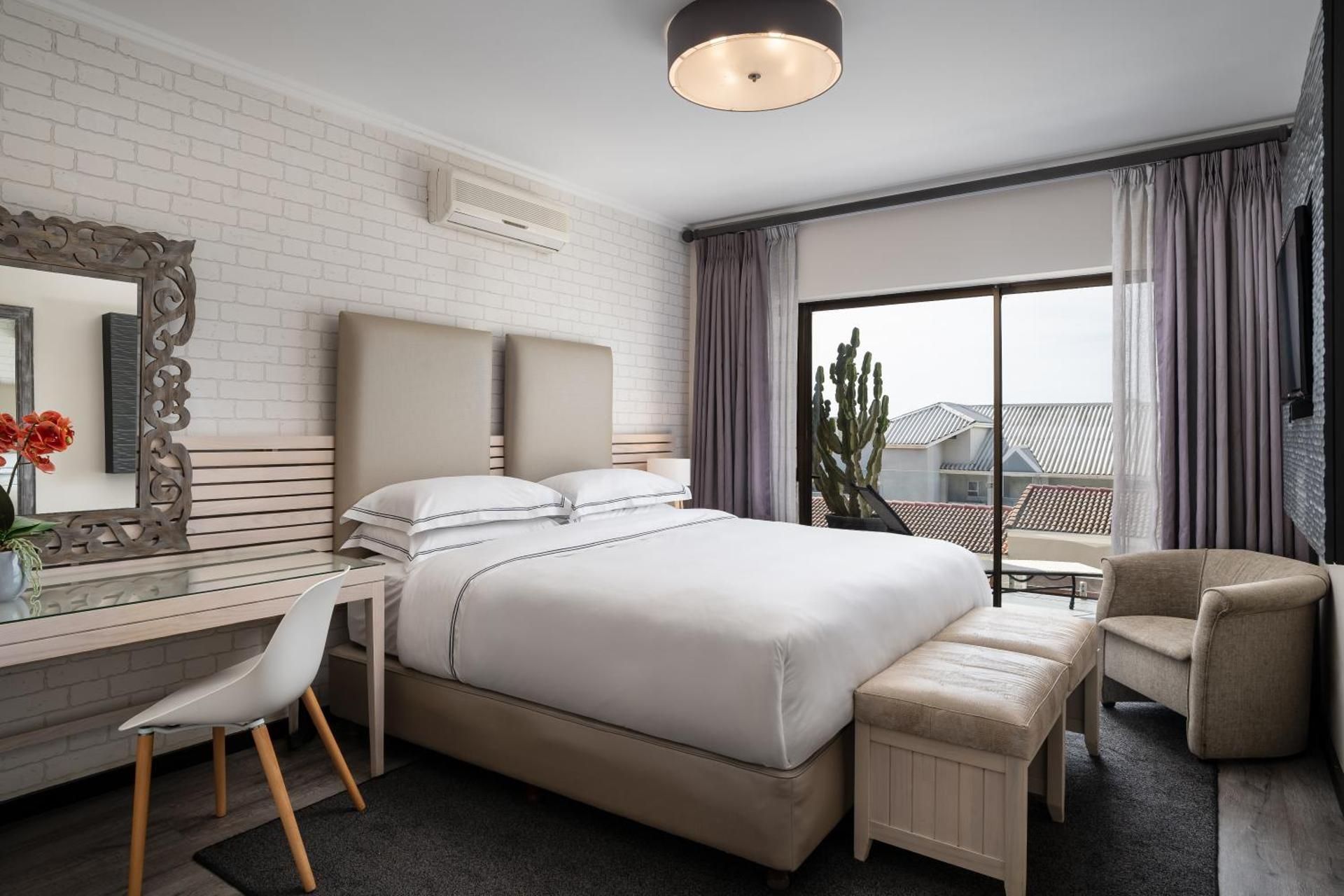 1 Bedroom Larger Suite, 1 King, Harbor view, Balcony