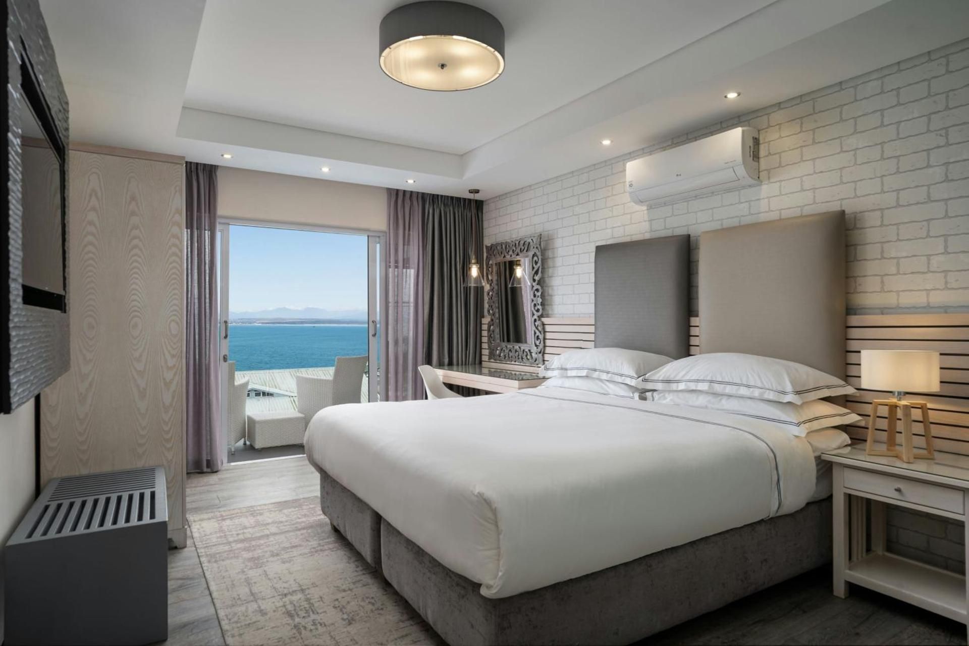 Larger Guest room, 1 King, Harbor view, Balcony