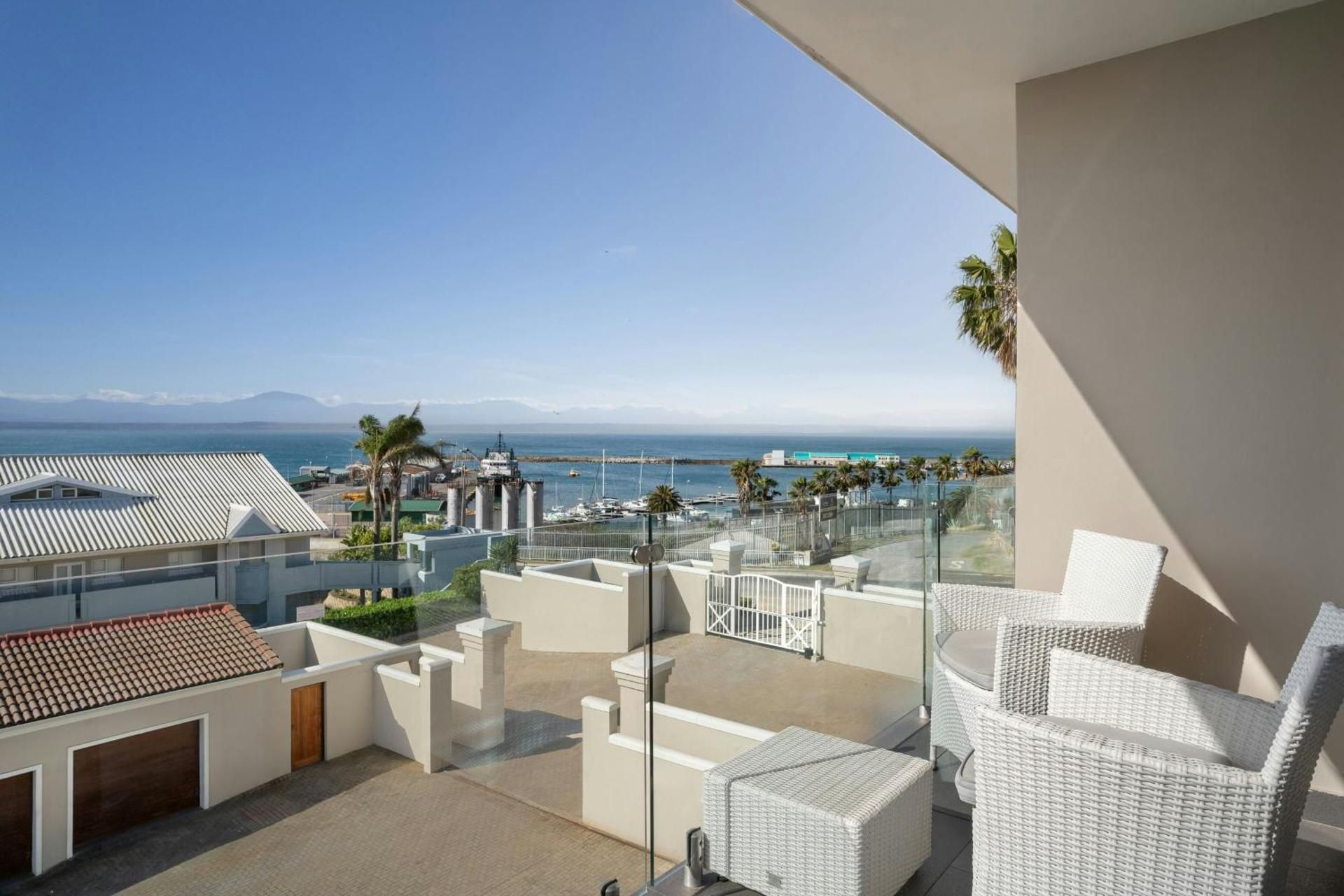 1 Bedroom Larger Suite, 1 King, Harbor view, Balcony