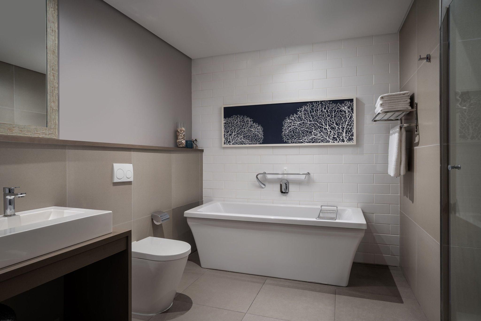 1 Bedroom Suite, 1 King, Mountain view, Balcony