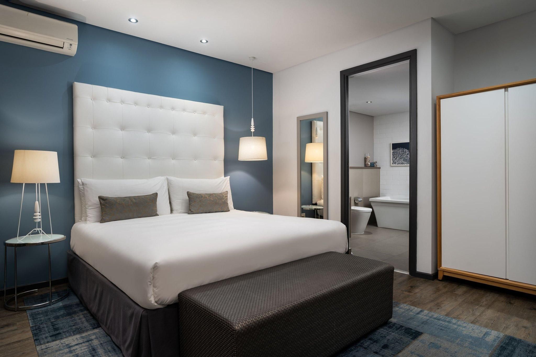 1 Bedroom Suite, 1 King, Mountain view, Balcony